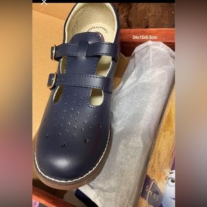 Girls casual shoes size 1 . Brand new never worn.